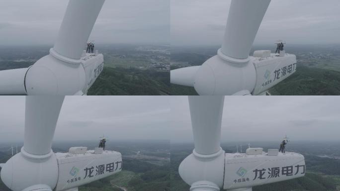 实拍工人空中维修风车