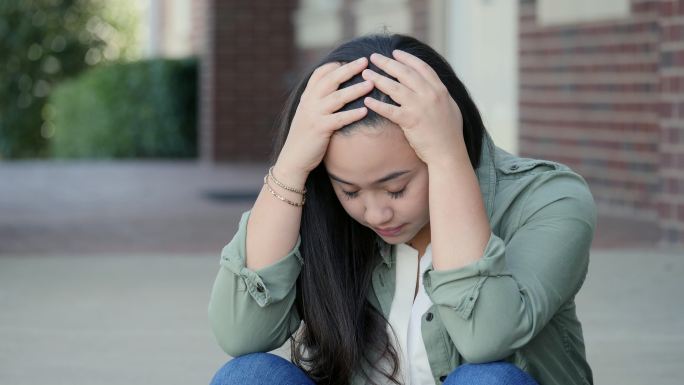 情绪紧张的女大学生表示怀疑