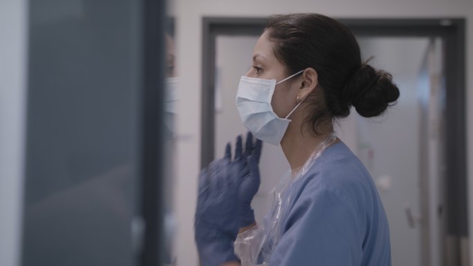 护士在使用口罩。实拍视频国外门诊实拍