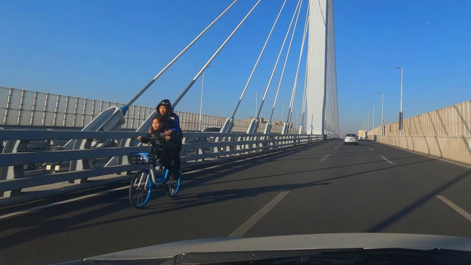 高架桥上逆行自行车