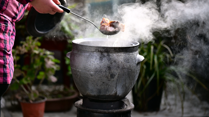 日常生活传统烹饪荥经砂锅煮腊肉
