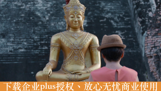 泰国旅游视频虔诚拜佛祈福的游客