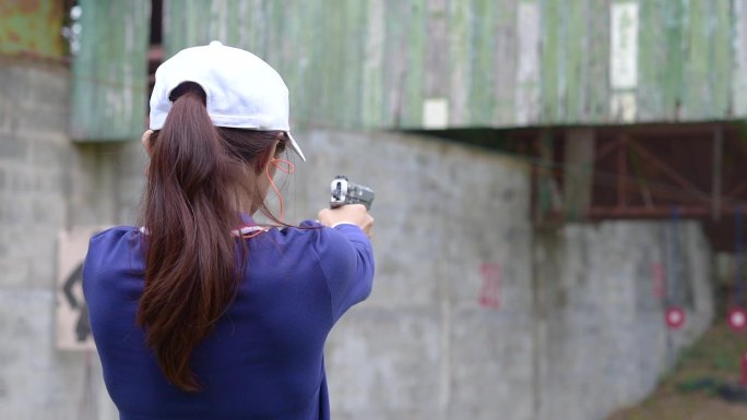 女子专心致志于射击练习