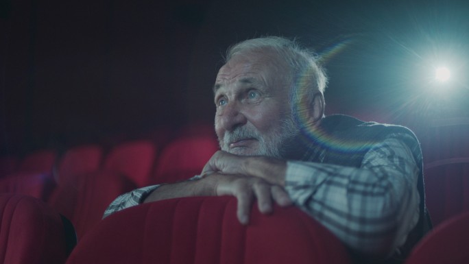 电影院里的老男人在看电影