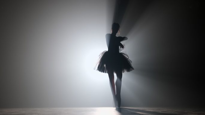 专业芭蕾舞演员在聚光灯下跳芭蕾舞