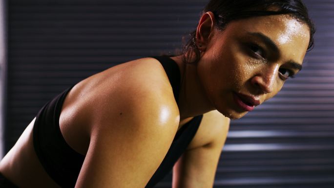 一名运动型年轻女子在锻炼后大汗淋漓