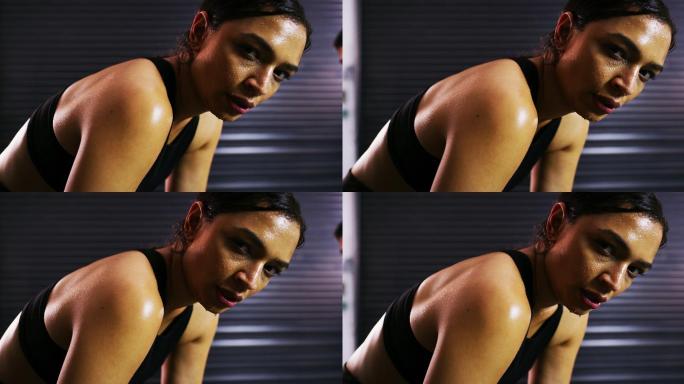 一名运动型年轻女子在锻炼后大汗淋漓