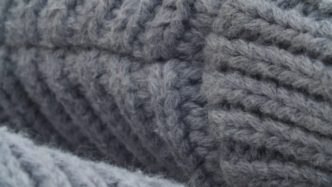 厚灰色羊毛针织毛衣