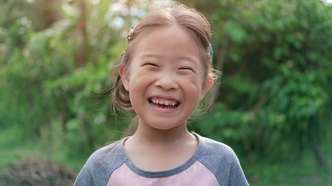 可爱快乐的小女孩用双筒望远镜