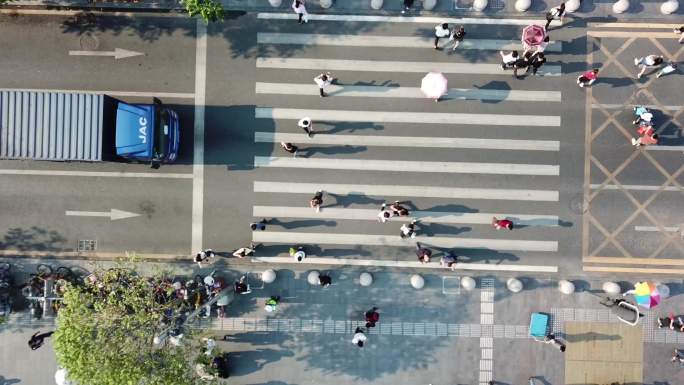 4K航拍人群过马路