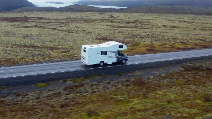房车在冰岛的公路上行驶