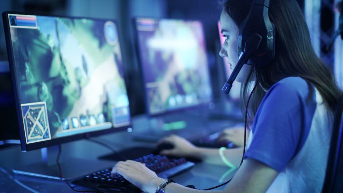 职业玩家在电脑上玩战略视频游戏。