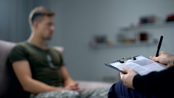 心理医生在治疗过男性士兵PTSD