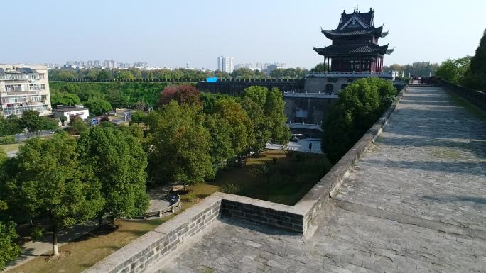 襄阳古城城墙上开展古筝演奏传统文化活动