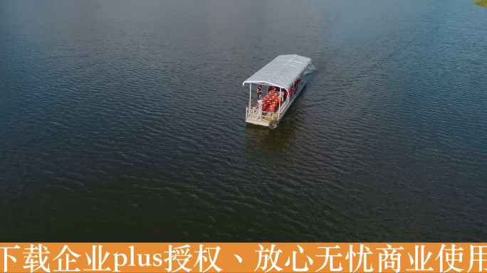 泰国旅游视频湖面上前行的泰国游船