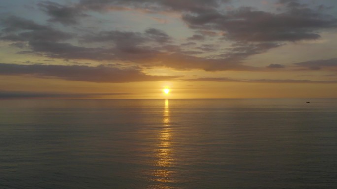 海岸线夕阳日落海水波光粼粼温暖光晕4