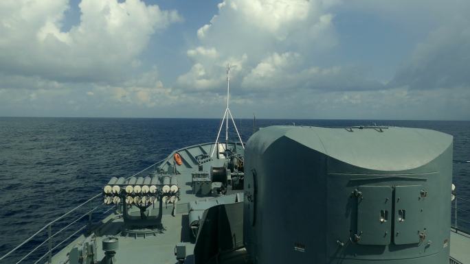 在公海的战舰上护卫舰导弹驱逐舰航母编队