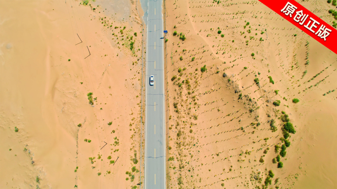 航拍汽车穿过沙漠
