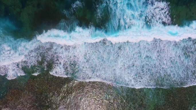 俯拍壮观翻滚大海海浪浪花