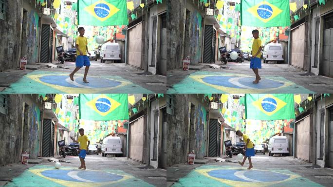 在街上踢足球的小孩