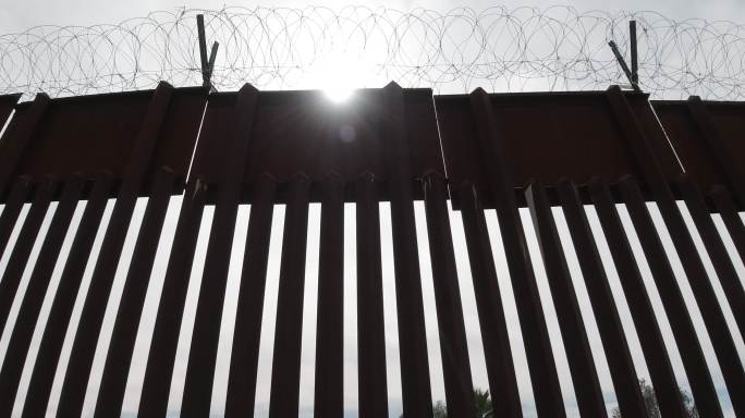 墨西哥和美国之间的钢条边境墙