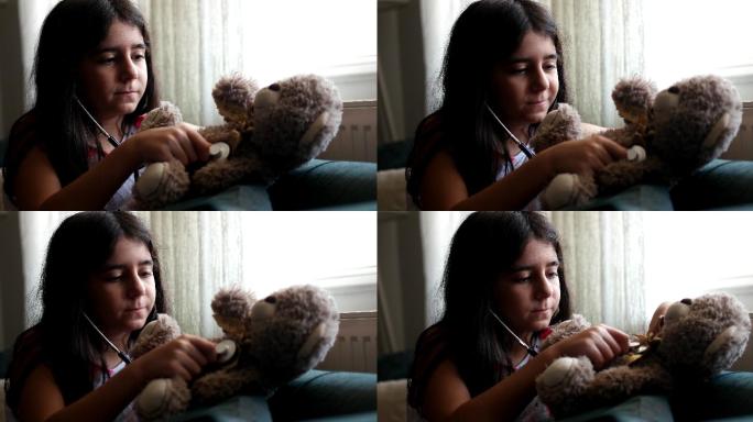 小女孩用听诊器给布偶熊检查