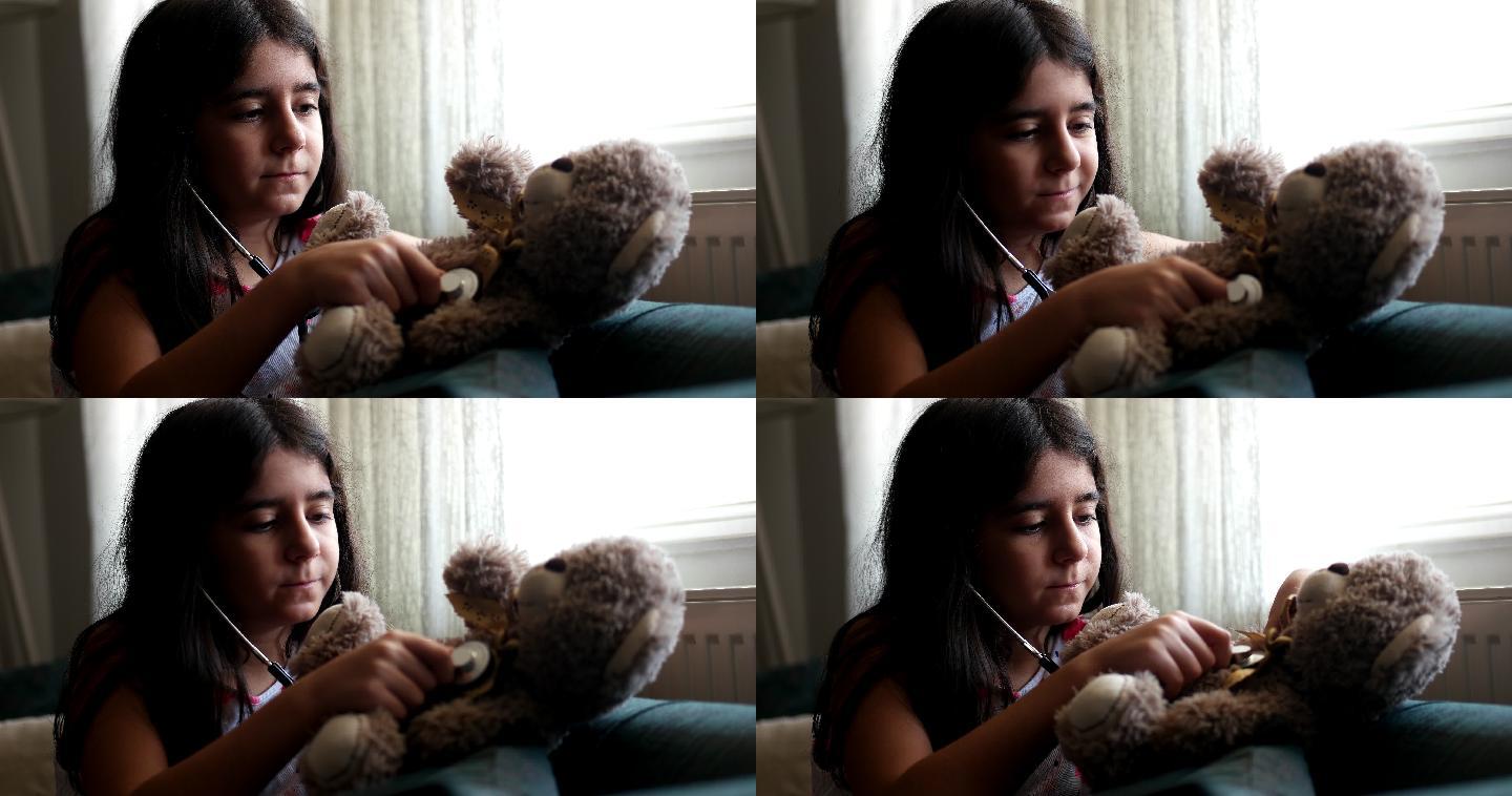 小女孩用听诊器给布偶熊检查