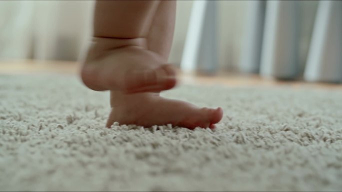 婴儿赤脚走路蹒跚学步新生儿新生命新希望人