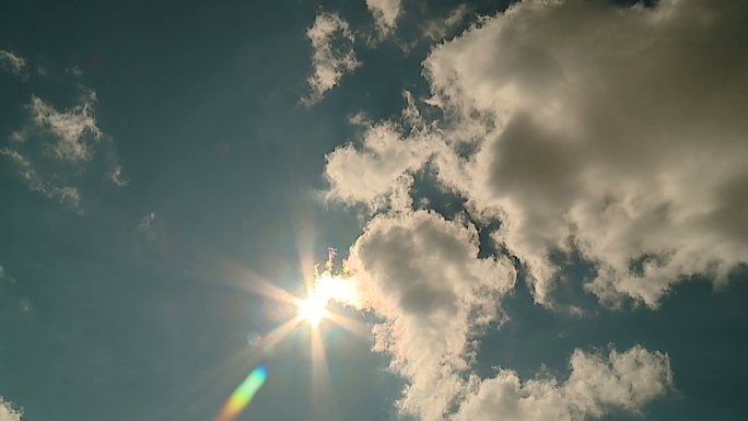 太阳从云中出来延时遮挡光线锋芒星芒