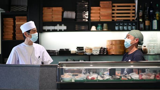 日本寿司厨师戴口罩应对新冠肺炎