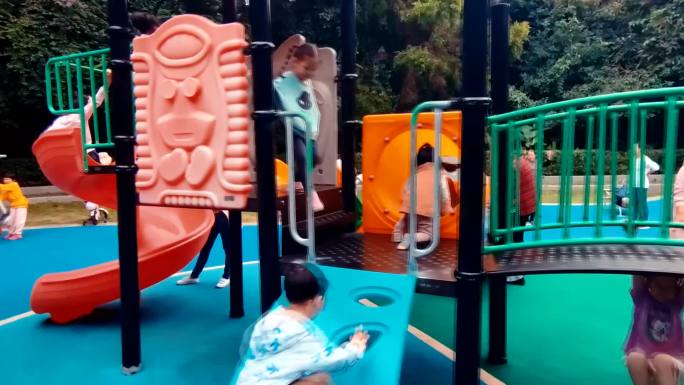 周末儿童公园游乐园亲子游乐场 视频素材