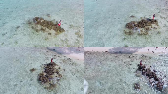 海景游客视频站在海水礁石上的美女游客