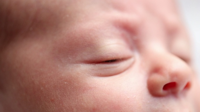 新生儿眼睛的宏观特写