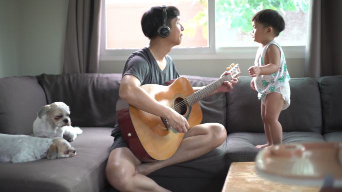 父亲在家教儿子学吉他。