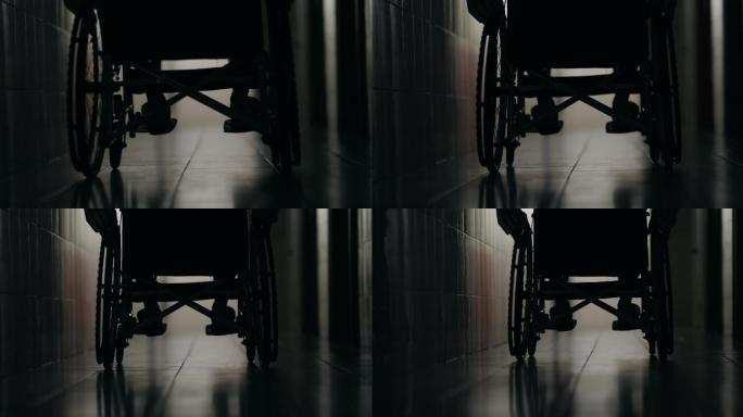 老人自己转动轮椅