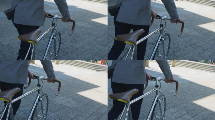 年轻的商人推着自行车在街上慢吞吞地走