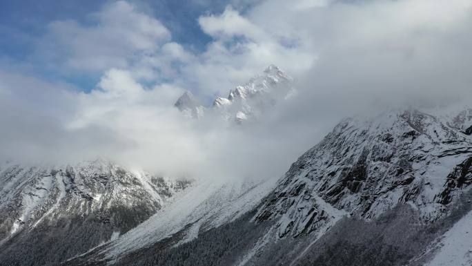 四川阿坝州雪山环绕航拍