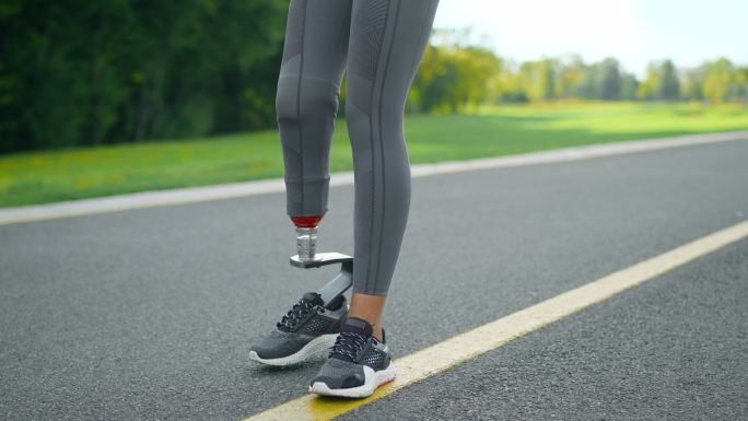 残疾妇女在训练中做高膝拍打