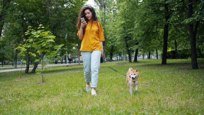 在公园遛狗的美女悠闲闲暇时光周末