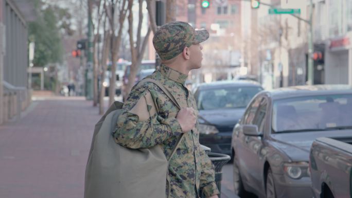 军人在城市街道上行走