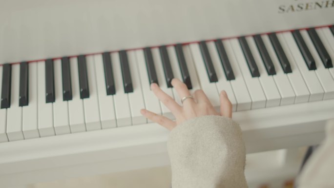 弹钢琴 女生弹钢琴手部特写