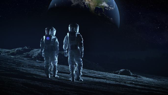两名宇航员站在月球上看着美丽的地球