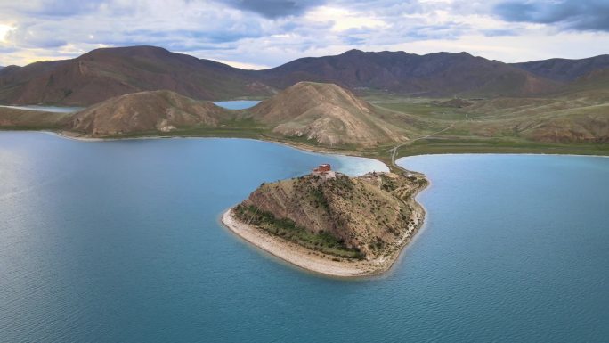 旅行航拍西藏羊湖日托寺