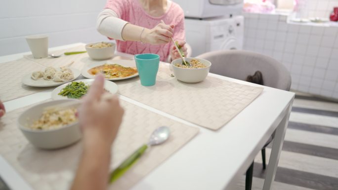 小挑食者厌食吃饭孩子女童女孩喂饭陪伴