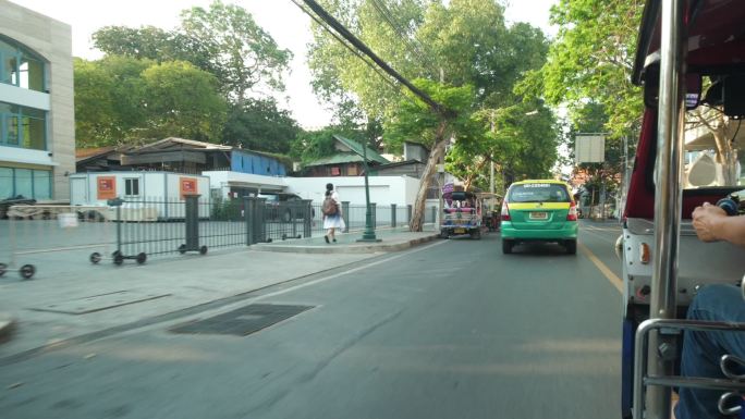 曼谷三轮车街景骑车街边