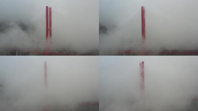 大雾非常壮观的天桥桥