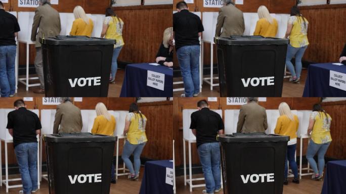 在投票站投票的人实拍