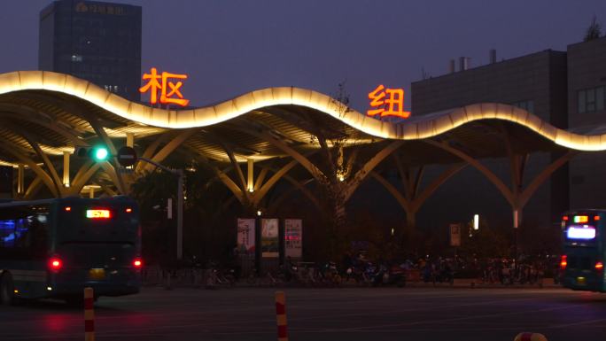 城市夜景车流公交车