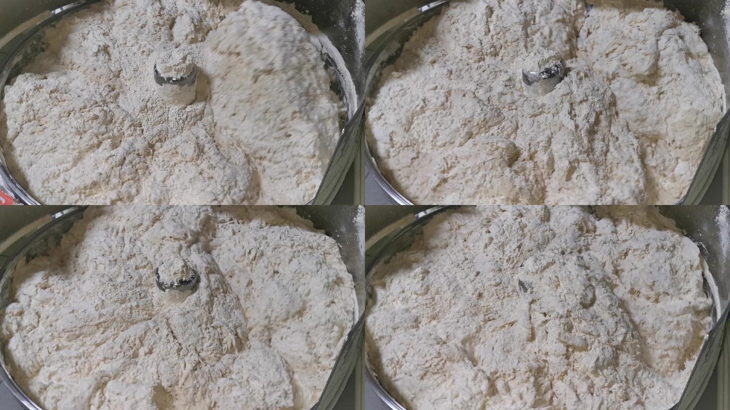 在工厂使用面粉混合机制作面包过程