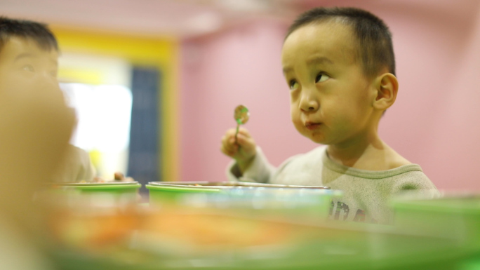 幼儿园早教儿童吃饭